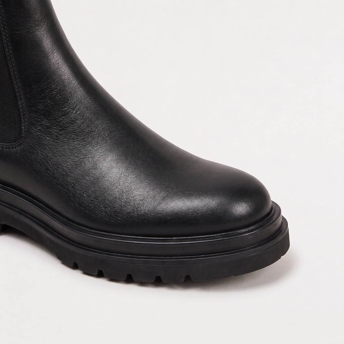 women's Chelsea boot with low heel and chunky rubber sole